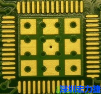 這個(gè)通孔的設(shè)計(jì)勉強(qiáng)可以接受，只剩下正中間一個(gè)通孔沒有塞孔，而且孔徑也變小了。