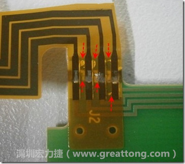 這張圖所顯示的，PCBA工廠實(shí)際進(jìn)行HotBar(熱壓熔錫焊接)焊接的時(shí)候，經(jīng)常會出現(xiàn)這類焊墊之間短路的問題，下面的圖示為比較嚴(yán)重的案例，大部分都只有部份溢錫，但這對品質(zhì)信賴杜已經(jīng)產(chǎn)生了及大的為害，既使現(xiàn)在測試沒有出現(xiàn)問題，難保在高溫膏濕的環(huán)境下不會出現(xiàn)電子遷移(Electromigration)的現(xiàn)象。
