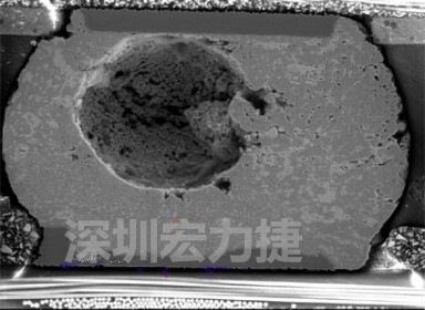 錫球氣泡大到足以影響到焊接的品質(zhì)，下圖是錫球切片后的剖面，可以很明顯看到氣泡已經(jīng)有錫球的 1/3 大了