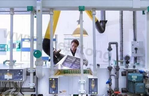 理想狀態(tài)下自動化生產(chǎn)線大約能節(jié)省傳統(tǒng)企業(yè)50%的人力成本，良率可提升至98%。