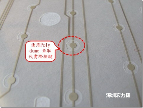 仔細(xì)看下面的第一張圖片，在圓形的節(jié)點(diǎn)旁邊有個(gè)圓形的開(kāi)口，這個(gè)開(kāi)口墊高了鍵盤(pán)按鍵的接觸點(diǎn)線路。
