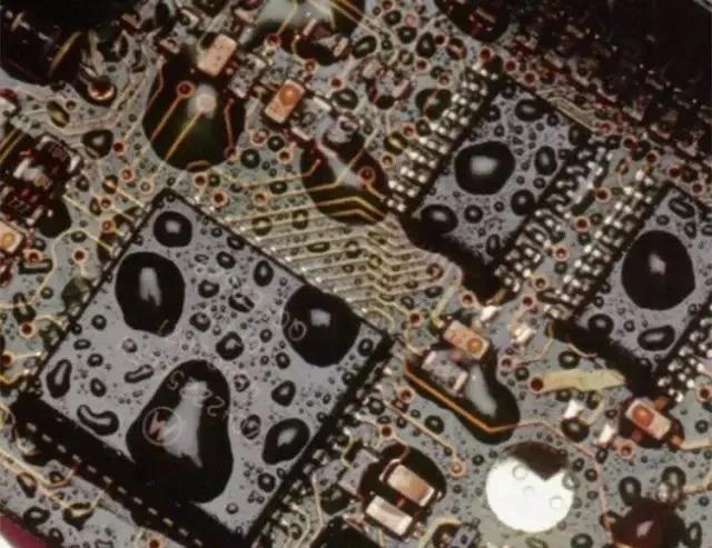 經(jīng)過涂覆工藝后的PCB，在表面形成透明的保護(hù)膜，能有效防止水珠和潮氣侵入，避免漏電和短路。