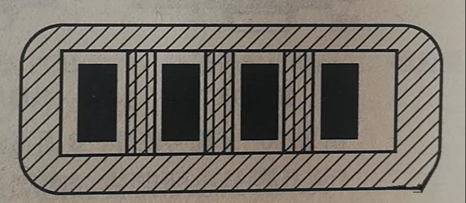 在兩個焊盤之間有導線通過時，應采取PCB阻焊設計，以防止焊接短路